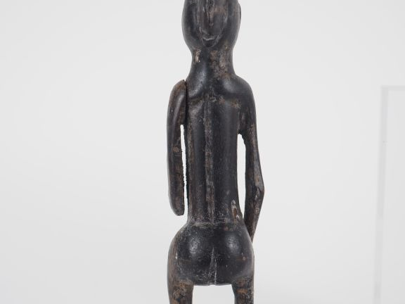 Deux différentes statuettes africaines en bois sculpté et bois laqué. 