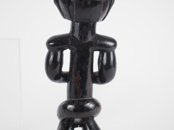 Deux différentes statuettes africaines en bois sculpté et bois laqué. 