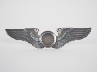 Vente aux enchères Badge aerial observer USAAF en argent. Poids. 15 g.  L. 8 cm.
