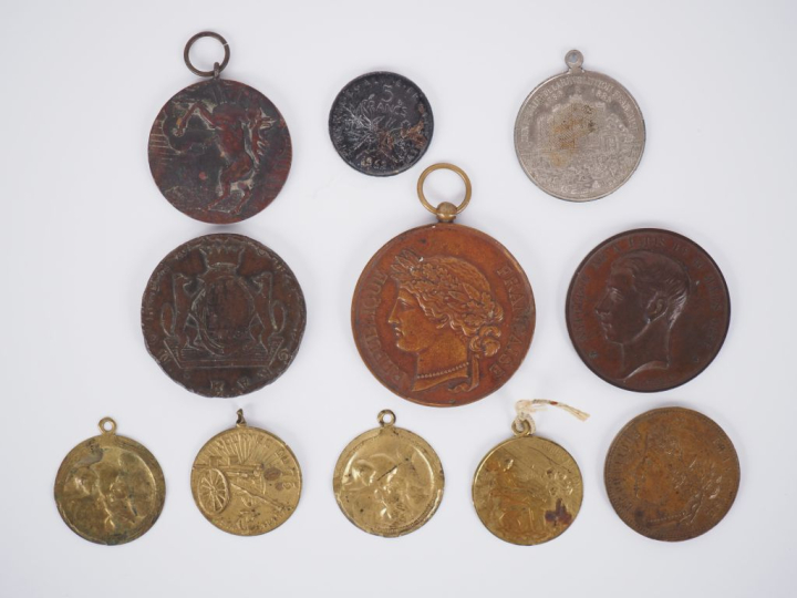 11 différentes médailles ou jetons en bronze ou métal patiné. Diam. De