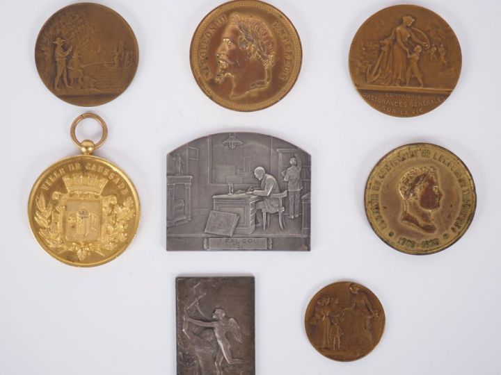 8 différentes médailles en bronze d'après POE, BOUVAL, BERRAND, DION e