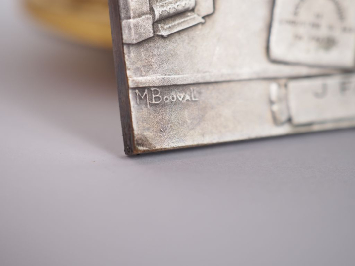 8 différentes médailles en bronze d'après POE, BOUVAL, BERRAND, DION e