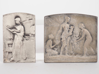 Vente aux enchères BAUDICHON. Plaque en argent 925 figurant une jeune femme à la lecture.