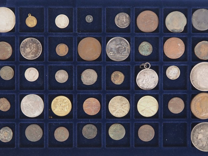 Collection de 39 pièces et médailles anciennes en bronze, argent, méta