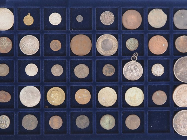 Collection de 39 pièces et médailles anciennes en bronze, argent, méta