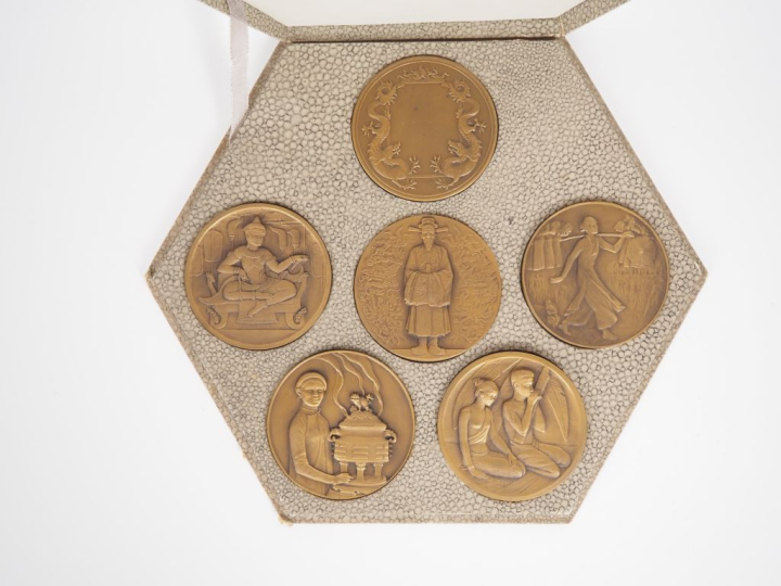 Coffret contenant 6 médailles en bronze à l'effigie du Laos, de l'Indo