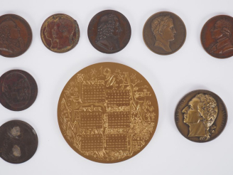 Vente aux enchères 9 différentes médailles en bronze signées Caunois, Gatteaux, Caqué, An