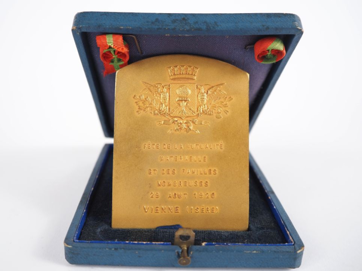 Médaille début Xxème en bronze doré à décor d'une mère et son enfant. 