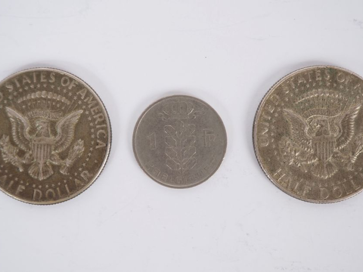 2 pièces de 1/2 dollar en argent 1965 et 1968.  1 pièce de 1 Franc Bel