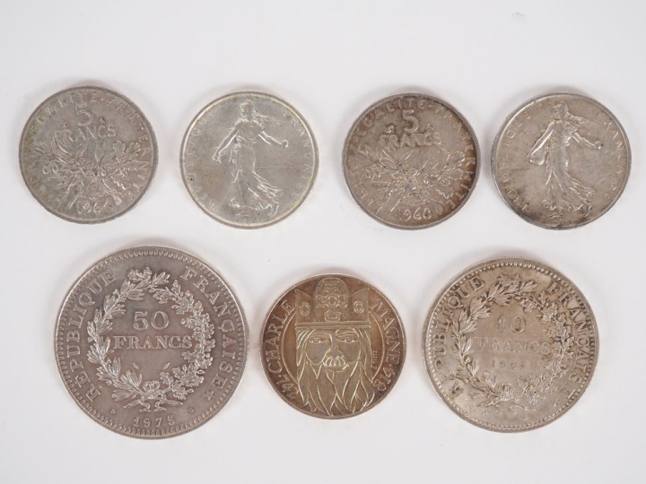 7 différentes pièces en argent :  - 4 pièces de 5 francs semeuse  - 1 