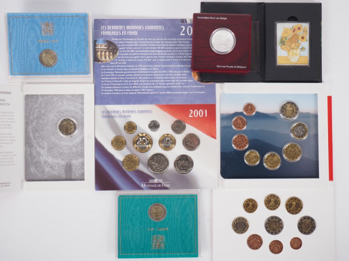 Collection de 68 pièces commémoratives dans leurs étuis.