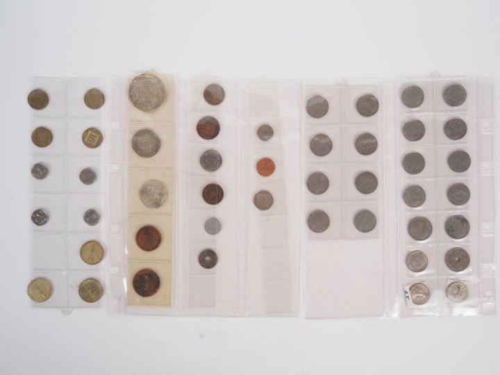 Collection de 62 différentes pièces de monnaie française et étrangère.