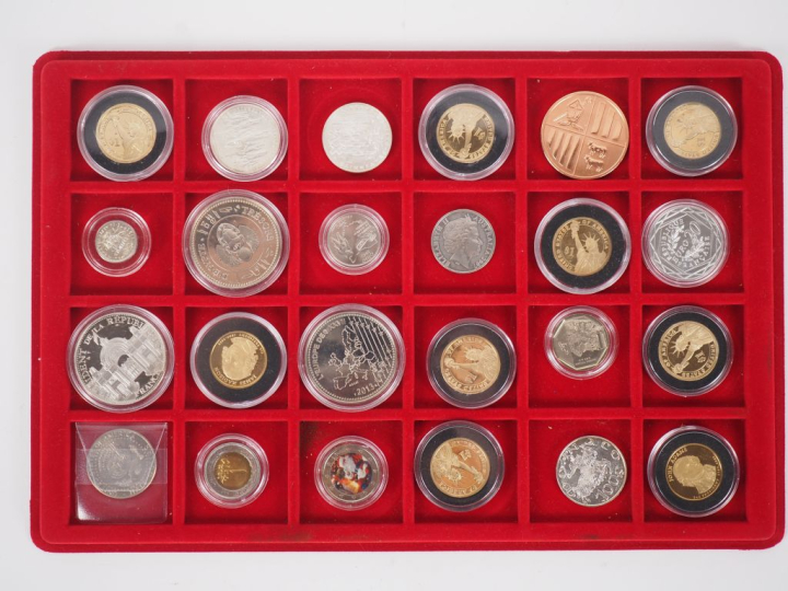 Ensemble de 36 pièces de collection.