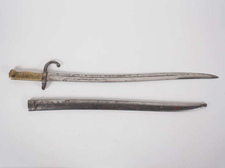 Baïonnette Chassepot modèle 1866.  Poignée en bronze. Croisière en fer