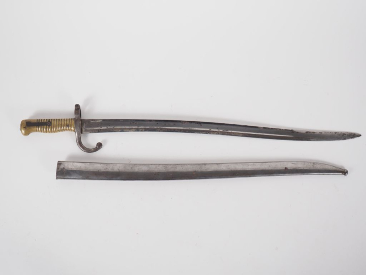 Baïonnette Chassepot modèle 1866.  Poignée en bronze. Croisière en fer