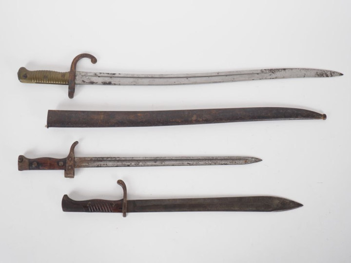 FRANCE-ALLEMAGNE  Trois baïonnettes :  -modèle 1866 Chassepot. Lame ma