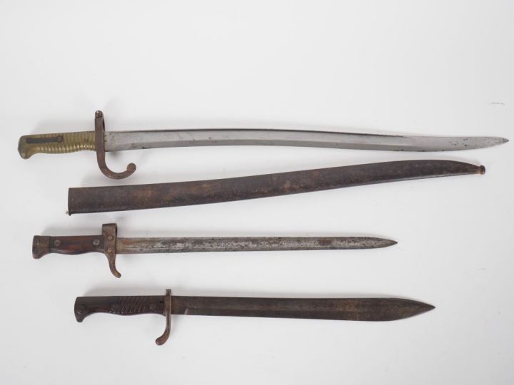 FRANCE-ALLEMAGNE  Trois baïonnettes :  -modèle 1866 Chassepot. Lame ma
