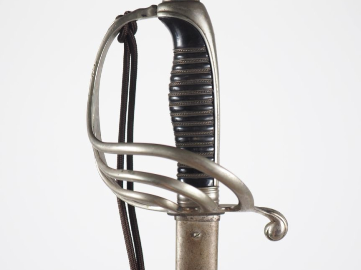 Sabre d’officier d’infanterie modèle 1882.  Poignée en corne à double 