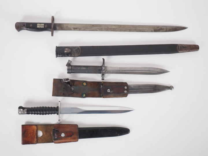 Trois baïonnettes :  -suédoise modèle 1896. Longueur 32,8 cm. Avec gou