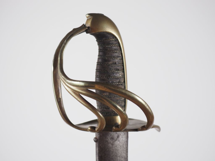 Sabre de cavalerie étranger. Poignée recouverte de cuir avec filigrane