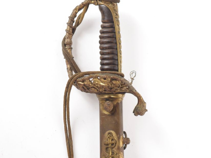 Sabre d’officier de marine.  Poignée en corne. Monture en laiton, gard