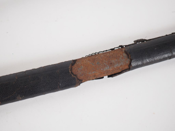 Sabre d’officier de marine.  Poignée en corne. Monture en laiton, gard