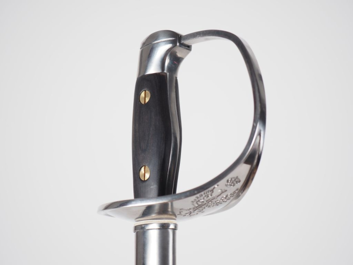 Sabre de sous-officier espagnol.  Poignée à plaquettes de bois. Montur