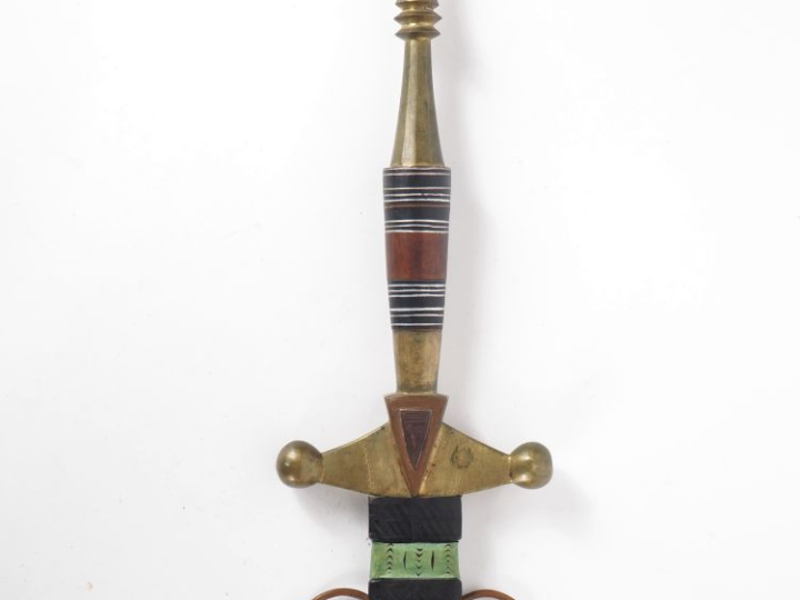 Forte épée Touareg.  Poignée en bois à décor d’incrustations de fil en