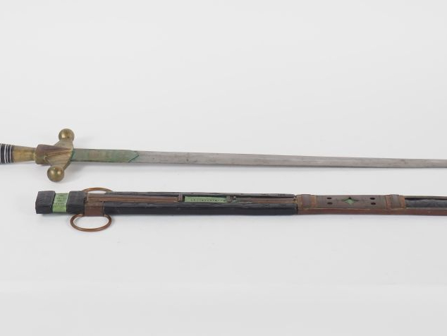 Forte épée Touareg.  Poignée en bois à décor d’incrustations de fil en