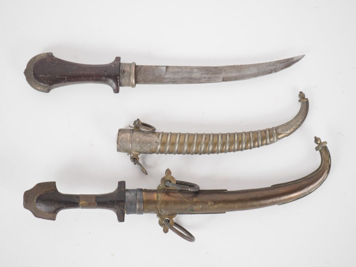 Deux poignards Koumyah d’Afrique du Nord.  Poignées en bois. Garniture