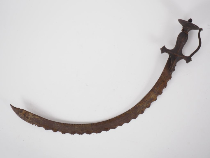 Petit sabre de type Talwar.  Monture en fer, pommeau discoïde, garde à