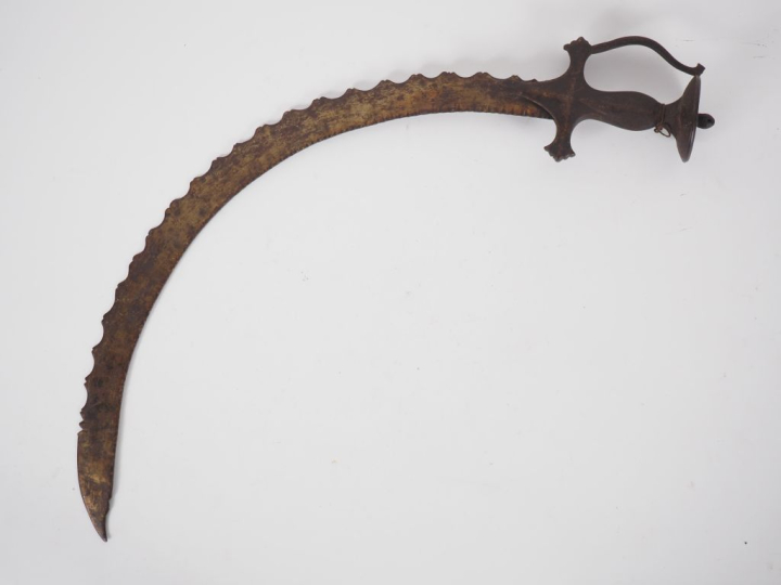 Petit sabre de type Talwar.  Monture en fer, pommeau discoïde, garde à