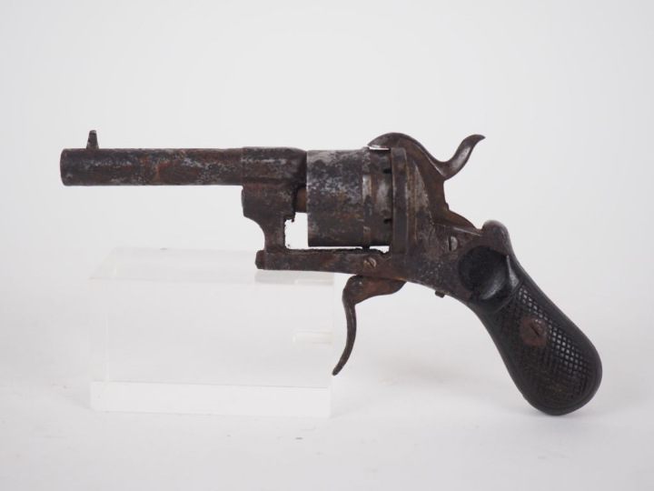 Revolver à broche, six coups, calibre 7 mm.  Canon rond à pans au tonn