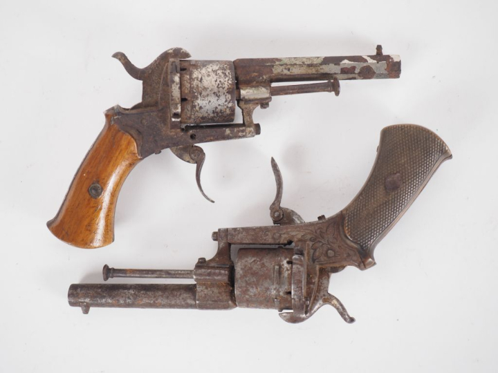 Deux revolvers à broche, calibre 7 mm.  E.M. (Oxydations, un avec acci