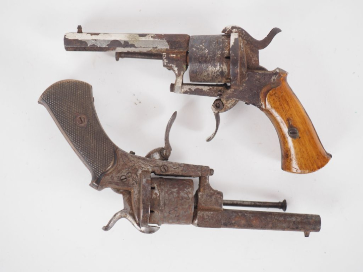 Deux revolvers à broche, calibre 7 mm.  E.M. (Oxydations, un avec acci