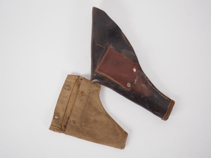 Étui de revolver en cuir brun.  Passant refait.  A.B.E.  On y joint un