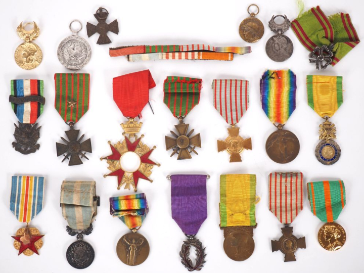 FRANCE  Ensemble de 17 décorations et médailles dont médaille du Maroc