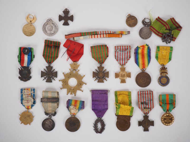 FRANCE  Ensemble de 17 décorations et médailles dont médaille du Maroc