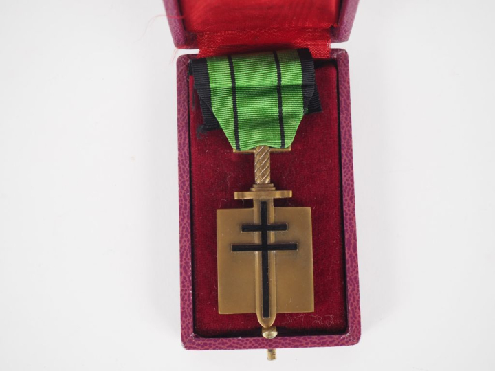 FRANCE ORDRE DE LA LIBERATION  Croix de compagnon En bronze et émail. 