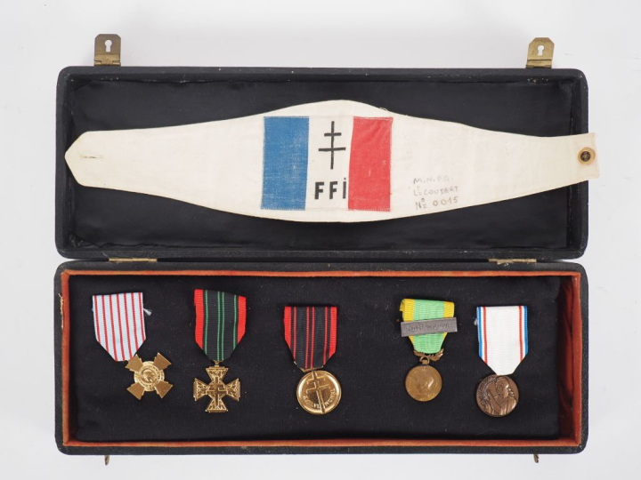 FRANCE  SOUVENIRS D’UN RESISTANT  Ensemble de cinq médailles :  -Croix