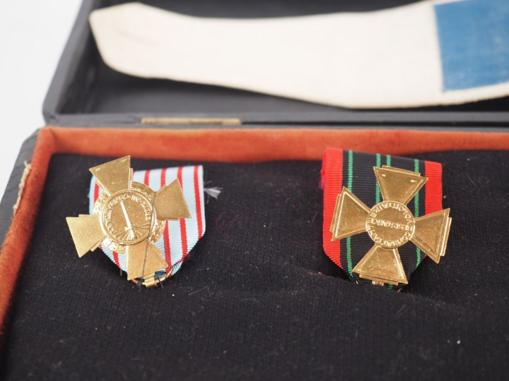 FRANCE  SOUVENIRS D’UN RESISTANT  Ensemble de cinq médailles :  -Croix