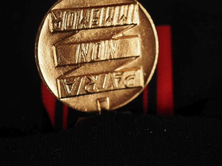 FRANCE  SOUVENIRS D’UN RESISTANT  Ensemble de cinq médailles :  -Croix