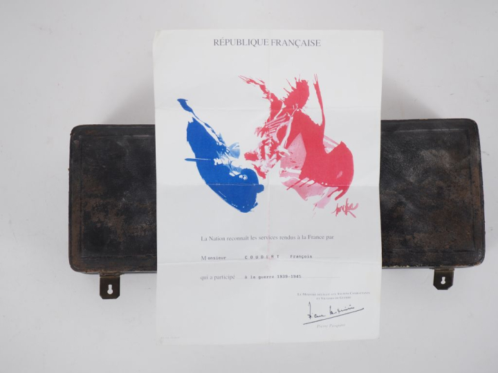FRANCE  SOUVENIRS D’UN RESISTANT  Ensemble de cinq médailles :  -Croix