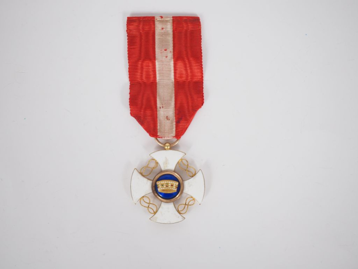 ITALIE  ORDRE DE LA COURONNE D’ITALIE  Etoile de chevalier.  En or et 
