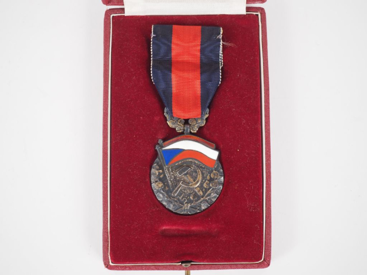 TCHECOSLOVAQUIE  ORDRE DE LA REPUBLIQUE  Insigne du 1er type. En argen