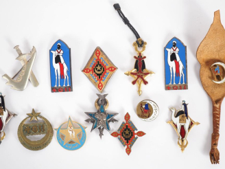 Vente aux enchères COMPAGNIES MEHARISTES ET SAHARIENNES  Ensemble 13 insignes : deux de l