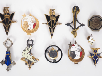 Vente aux enchères UNITES SAHARIENNES MOTORISEES OU PORTEES  Ensemble de onze insignes : 