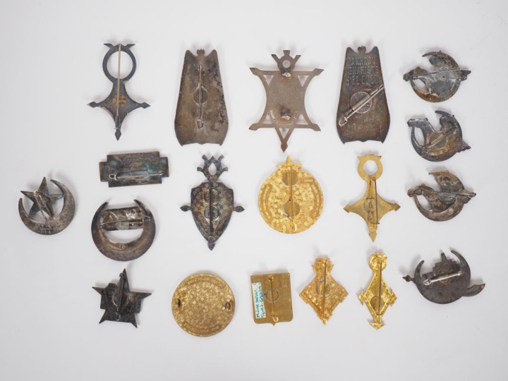 POLICE – MILICE – MKHZEN  Ensemble de dix neuf insignes :  Police des 