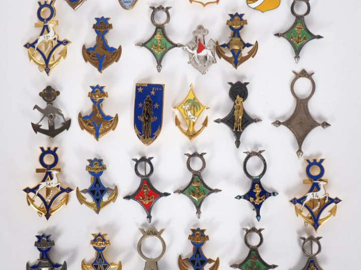 TROUPES DE MARINE  Ensemble de vingt huit insignes :  11e CSPA, 11e CP