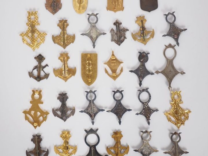 TROUPES DE MARINE  Ensemble de vingt huit insignes :  11e CSPA, 11e CP
